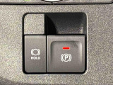 指先だけで簡単に操作が可能な電動パーキングブレーキを採用。「HOLD」スイッチを押すと、渋滞や信号待ちなどでブレーキペダルから足を離しても、ブレーキを保持するので安心です