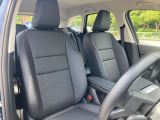【コックピットシート】BMW車の主役席。車体中央にくる様に配置し車両重心とが一致する事でドライバーと車との一体感あるドライビングを実現。人間工学に基づき形成した形状が長時間のドライブ疲労も軽減します!
