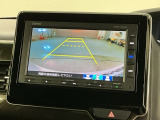 リバースギアに入れるだけで後方の表示へ切り替わります。夜間や雨の日の駐車も楽になりますよ。