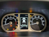 様々な車両情報を表示できるTFTマルチインフォメーションディスプレイを中央に配した視認性の高い大型2眼メーターです