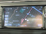 スマートフォン感覚で使いこなせるタッチディスプレイや、自然な対話で目的地を設定できる音声認識機能に対応したAVナビゲーションシステムです。ETC2.0と連動したリアルタイム交通情報も受信します。