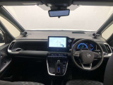 シンプルながら機能性あふれる運転席廻りです。視界性もよく、運転しやすいですよ。