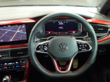 Volkswagen全車共通の上質な本革を使用した手触りのしっとりとしたステアリングです。唯一素肌が触れるハンドルは上位モデルと同じ握り心地になっております。