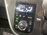 【オートエアコン】一度お好みの温度に設定すれば、車内の温度を検知し風量や温度を自動で調整。暑い&hellip;寒い&hellip;と何度もスイッチ操作をする必要はありません。快適な車内空間には必須の機能ですね♪