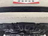 フロントバンパー下面に擦り傷箇所あり。