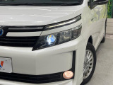 【LEDヘッドライト】悪天候や夜間走行時も良好な視界を確保し安心して運転できる高輝度LEDヘッドライトを装備!点灯速度が早く、消費電力も抑えられています。