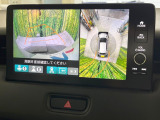 【マルチビューカメラシステム】専用のカメラにより、上から見下ろしたような視点で360度クルマの周囲を確認することができます☆死角部分も確認しやすく、狭い場所での切り返しや駐車もスムーズに行えます。