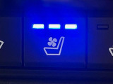 【シートヒーター&ベンチレーション】夏場は涼しい風でお尻や背中の熱やムレを防ぎ、冬はエアコンよりも早く温まってポカポカに!季節を問わず快適に過ごせます。