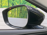 【ブラインドスポットモニタリング】走行中、ドアミラーの死角になりやすい箇所に後続車が接近するとサイドミラー付近に警告を表示、ドライバーに注意喚起をしてくれます。