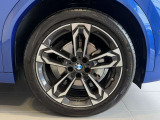 BMWの純正アロイホイールは軽量かつ強度にも優れているホイールで走行性能を引き上げる設計になっております。足元にもBMWは妥協がなくこだわっている個所になります。