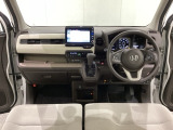 車内は光触媒抗菌消臭施工済です。インパネ周りはスタイリッシュなデザインで機能や装備も充実しています。グローブボックスやカップホルダーのほかにトレーなどたくさんの収納スペースが付いています。