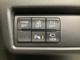 運転席脇のクラスタースイッチ部分にはカメラ切り替えスイッチ、パーキングセンサー、その他走行系スイッチを集中配置しております。