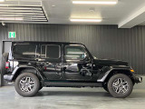 Jeep伝統の台形のホイールアーチを継承し走破性も兼ね備えております。