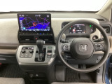 【ハンドル】運転にかかわる様々な操作を安全に行えるように視点移動が少なく操作性に配慮されたスイッチ類が凝縮されたコックピットです。