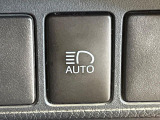 【アダプティブハイビーム】遠くまで明るく照らすハイビームを先行車や対向車に照射しない様、自動で調整!毎回手動で切り替える必要がなく、夜間走行時のストレスも軽減。安全性向上にも寄与します。