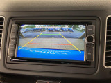 ギアをリバースに入れると車両後方の映像を映し出します。画面にはガイドラインが表示され、車庫入れや縦列駐車などの際に安全確認をサポートします。