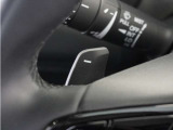 ◆減速セレクター◆ステアリングホイールの左右に取り付けられた2つのパドルスイッチで減速の強さを調整。 左側の「-」を操作すると減速を強く、右側の「+」を操作すると減速を弱くすることができます。