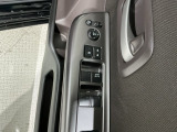 狭い駐車場で便利な電動格納ドアミラーが付いています。