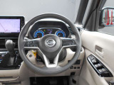 ステアリングハンドルです。オーディオコントロールスイッチが付いて運転中でも手元でオーディオの操作が出来て便利ですよ。