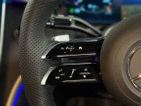 Mercedes-Benzのステアリング左側スイッチでナビ操作。視線移動を抑え安全運転をサポート。