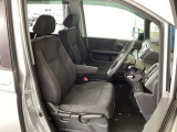 フロント広々、セパレートシートの運転席は、ハイトアジャスターが付いているので、快適にドライブができます。ハンドルはテレスコピック機能で、ハンドル位置を上・下・手前・奥に調節できます。
