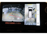 パノラミックビューモニター付きです。車両を上から見たような映像をディスプレイ画面上に表示。運転席からの目視だけでは見にくい、車両周辺の状況をリアルタイムでしっかり確認できます。