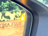 【ブラインドスポットモニタリング】走行中、ドアミラーの死角になりやすい箇所に後続車が接近するとサイドミラー付近に警告を表示、ドライバーに注意喚起をしてくれます。