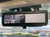 【スマートリヤビューミラー】後席の大きな荷物や同乗者で後方が確認しづらい時でも安心!カメラが撮影した車両後方の映像をルームミラー内に表示。クリアな視界で状況の確認が可能です!