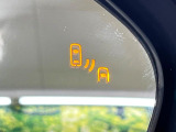 【ブラインドスポットモニター】走行中、ドアミラーの死角になりやすい箇所に後続車が接近するとサイドミラーのレンズに警告を表示!ドライバーに注意喚起をしてくれます。