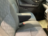 アームレストは、運転中の腕をしっかりと支えることで、疲労を大きく軽減してくれます。