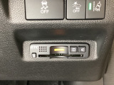 ハンドルの右下にETCがついています。高速道路の料金所の通過も楽々です!。 カードの取り出しもしやすい場所についています。