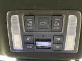 【パワーバックドア】スマートキーや運転席のボタンを押すだけでリアゲートが自動で開閉します!荷物を持っている時や、高い位置にあるバックドアを閉める際に便利な機能です♪