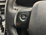 ステアリングにオーディオ操作スイッチが付いています。オーディオ画面に直接タッチしなくても操作が出来ますので、運転に集中できます。