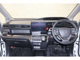 操作性に優れた運転席となります!小物入れや各ボタンの配置にこだわり、使いやすいです!座り心地もよく視認性も良好なのでロングドライブもお任せ下さい!
