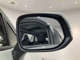 ブラインドスポットモニター(BSM)を装備しています。隣を走る車両が死角に入るとミラー内LEDインジケーターが点灯。さらに、ウィンカーを出すとインジケーターが光って点滅して注意を促してくれます。