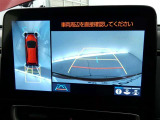 【全周囲モニター】車を上空から見下ろしたような映像をカーナビ画面に映し出し、車庫入れや縦列駐車をサポートしてくれます。