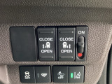 【両側パワースライドドア】です。リモコンや運転席のスイッチ操作で楽々自動開閉。