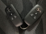 電子カードキーを携帯していれば、ドアハンドルやバックドアのリクエストスイッチを押すだけでドアの施錠・解錠が出来ます♪もちろん 遠隔操作も可能です!盗難防止のイモビライザー機能装備ですよ ☆