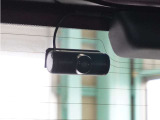 ◆車内カメラ◆前方・後方はもちろん、車内向きのカメラでも記録。左右をワイドに撮ることができ、幅寄せや側面衝突、威圧的なドライバーの危険行為など、クルマ周囲のトラブルもしっかり記録できます。