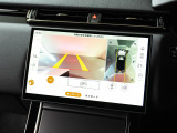 【3Dサラウンドカメラ】は狭い場所でも安心して駐車できるようにサポート。タッチスクリーンの表示と音で障害物との距離を確認できます。車幅感覚に慣れていない方や駐車の苦手な方には必見の装備といえます♪