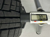 冬タイヤの残り溝は7.0mmです。スリップラインからは5.3mmとなっております。