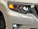 【LEDヘッドライト】悪天候や夜間走行時も良好な視界を確保し安心して運転できる高輝度LEDヘッドライトを装備!点灯速度が早く、消費電力も抑えられています。