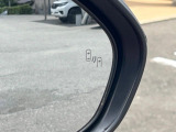【ブラインドスポットモニター】走行中、ドアミラーの死角になりやすい箇所に後続車が接近するとサイドミラーのレンズに警告を表示!ドライバーに注意喚起をしてくれます。