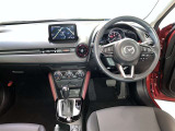 運転席周りのレイアウトをご覧ください。ナビゲーションが綺麗に装着されすっきり収まってますね!