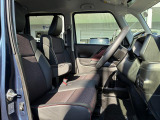 アームレスト付きの運転席は