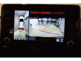 パノラミックビューモニター付きです。車両を上から見たような映像をディスプレイ画面上に表示。運転席からの目視だけでは見にくい、車両周辺の状況をリアルタイムでしっかり確認できます。