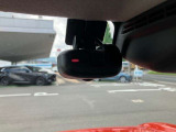 前方対応型のマツダ純正ドライブレコーダー付きの1台。今、流行りのアイテムですので、最初から取り付けられていると嬉しいですね!