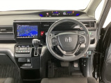 【ハンドル】運転にかかわる様々な操作を安全に行えるように視点移動が少なく操作性に配慮されたスイッチ類が凝縮されたコックピットです。