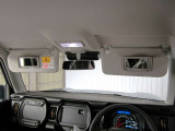運転席・助手席ともにサンバイザー内側に鏡がついております。