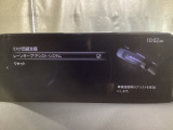 カメラが車線を認識してはみ出しそうになるとステアリングアシストが介入するレーン・キープ・アシストシステムを装備しております。お好みで作動・非作動の設定も可能です。